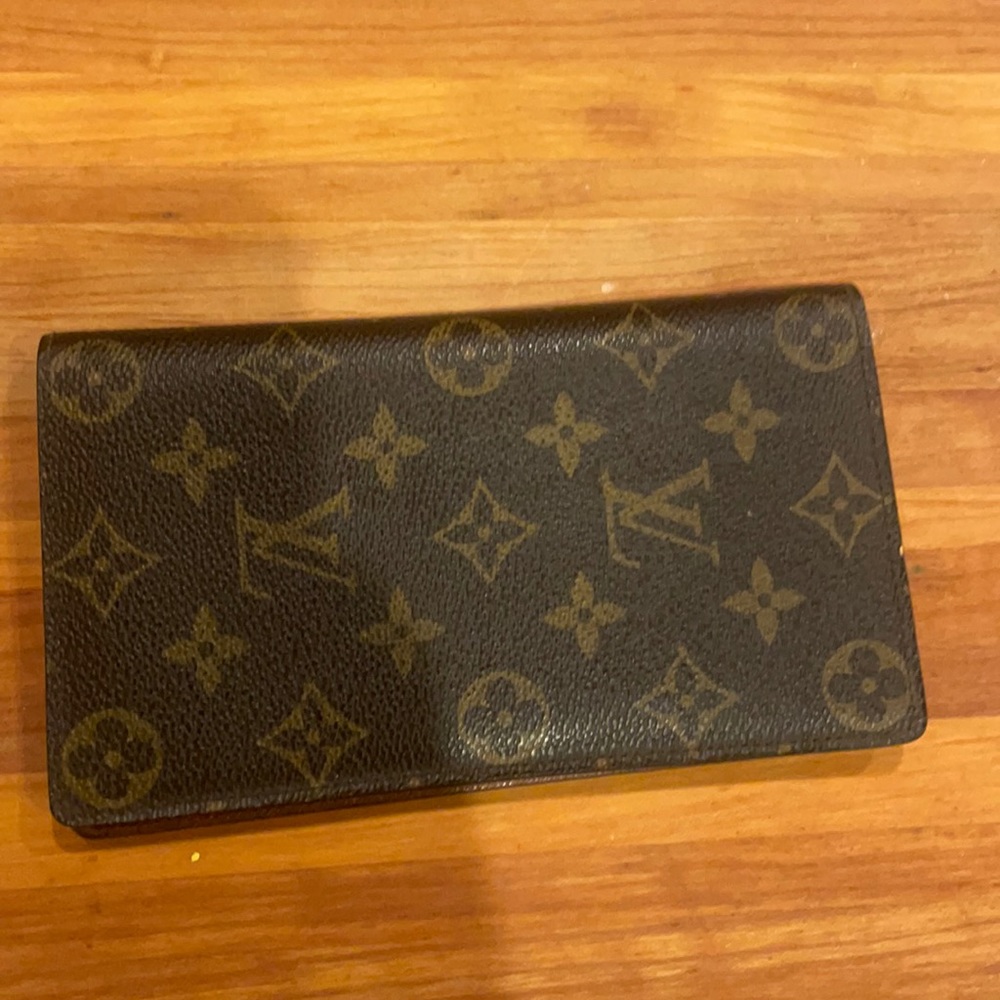 Louis Vuitton check book